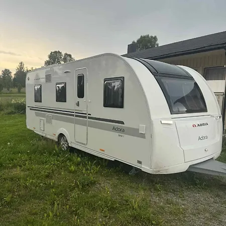 Idyllisk Soveplass I Campingvogn Pa Kvaloya Kamp alanı
