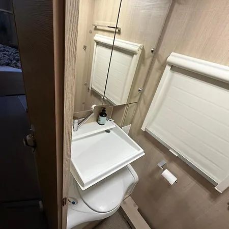 Idyllisk Soveplass I Campingvogn Pa Kvaloya Kamp alanı