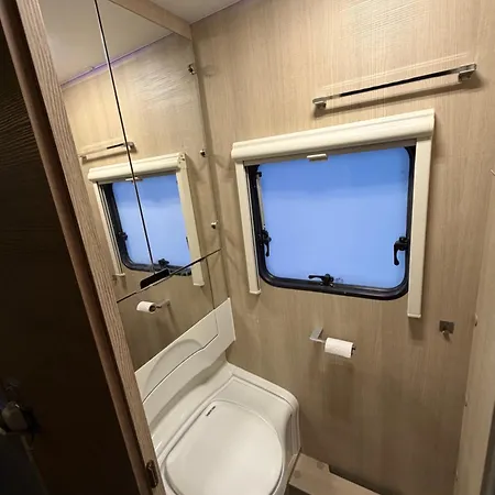 Idyllisk Soveplass I Campingvogn Pa Kvaloya Kamp alanı